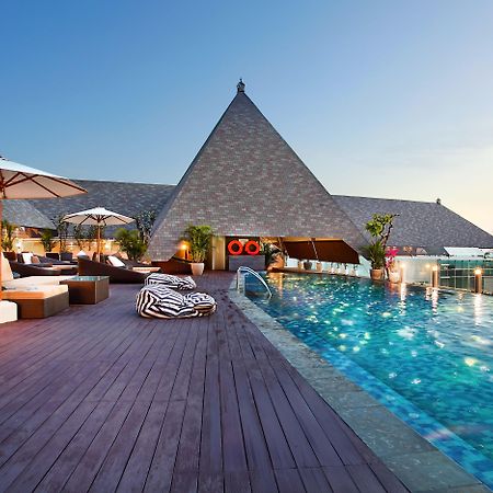 The Kuta Beach Heritage Hotel - Managed By Accor Exterior foto The rooftop pool at the hotel