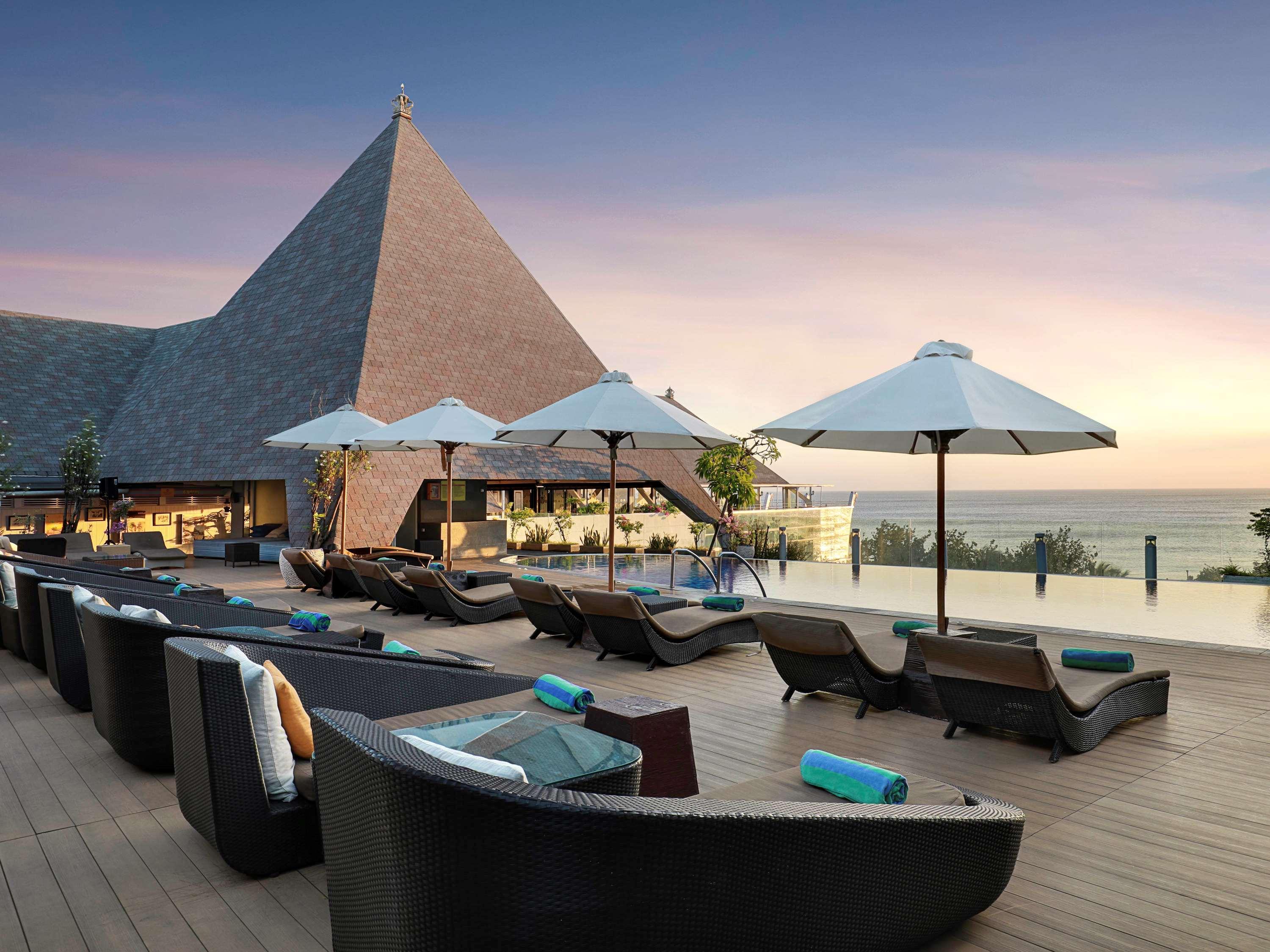 The Kuta Beach Heritage Hotel - Managed By Accor Exterior foto The rooftop bar at the W Retreats & Spa, Phuket