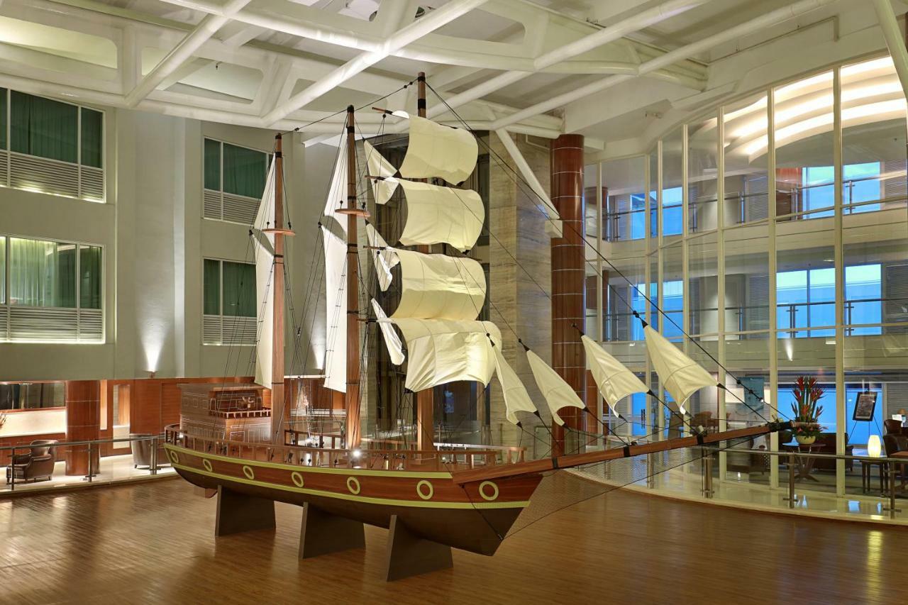 The Kuta Beach Heritage Hotel - Managed By Accor Exterior foto The ship in the lobby of the hotel